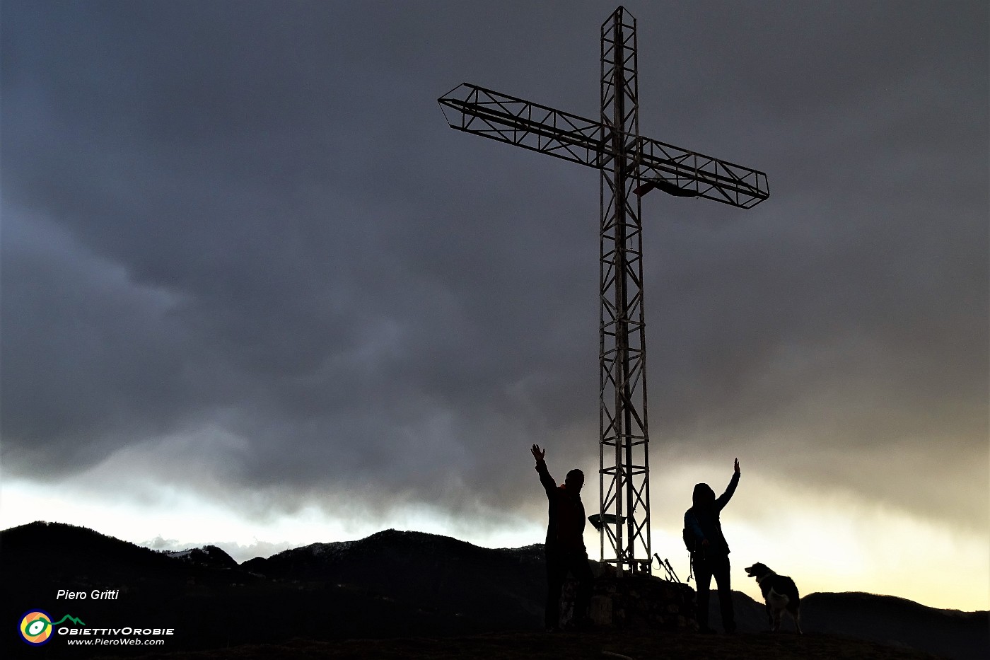 04 Alla Croce del Pizzo di Spino(958 m) con temporale.JPG